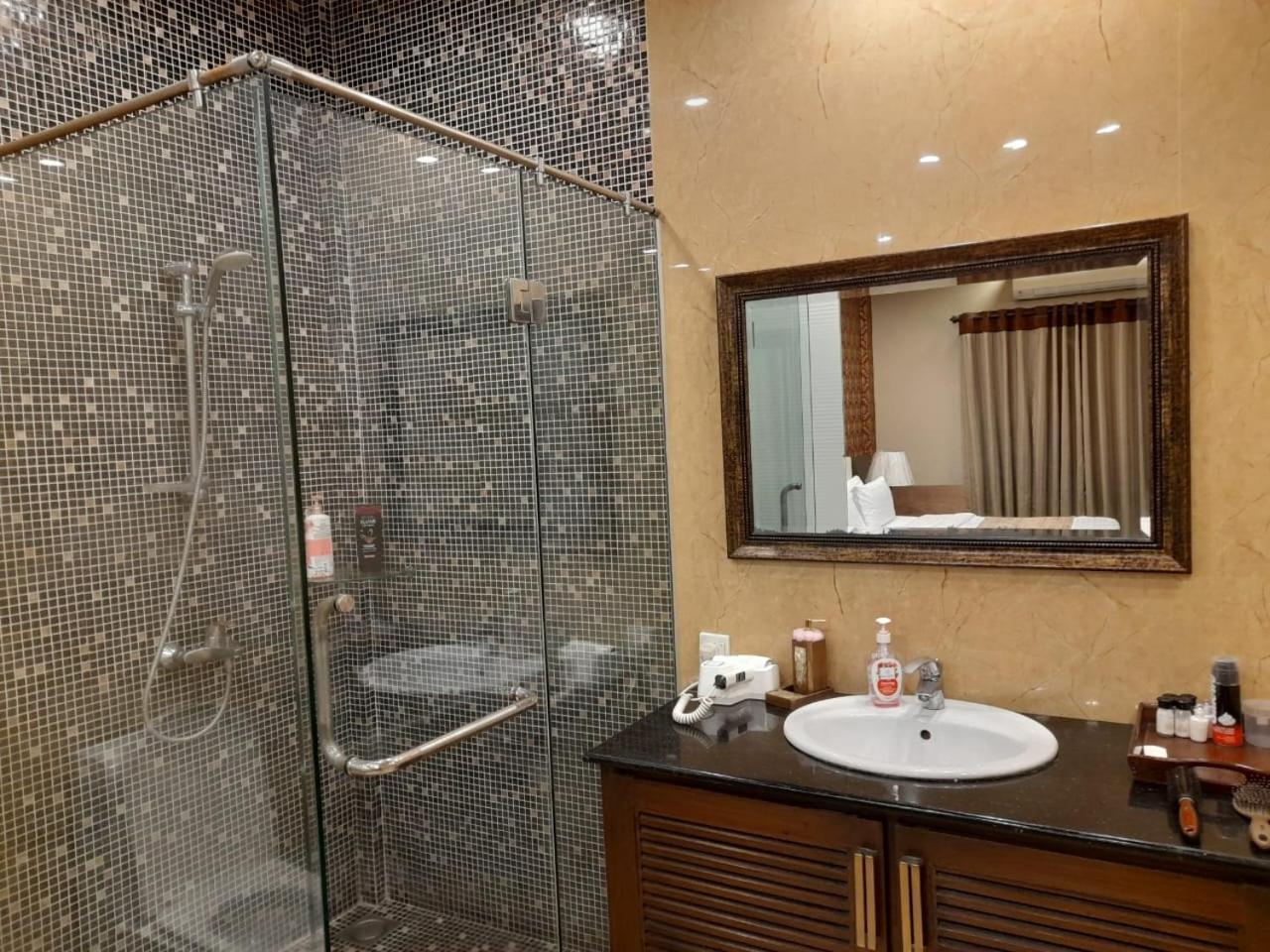 Grand Regent Hotel And Suites Faisalabad Eksteriør billede